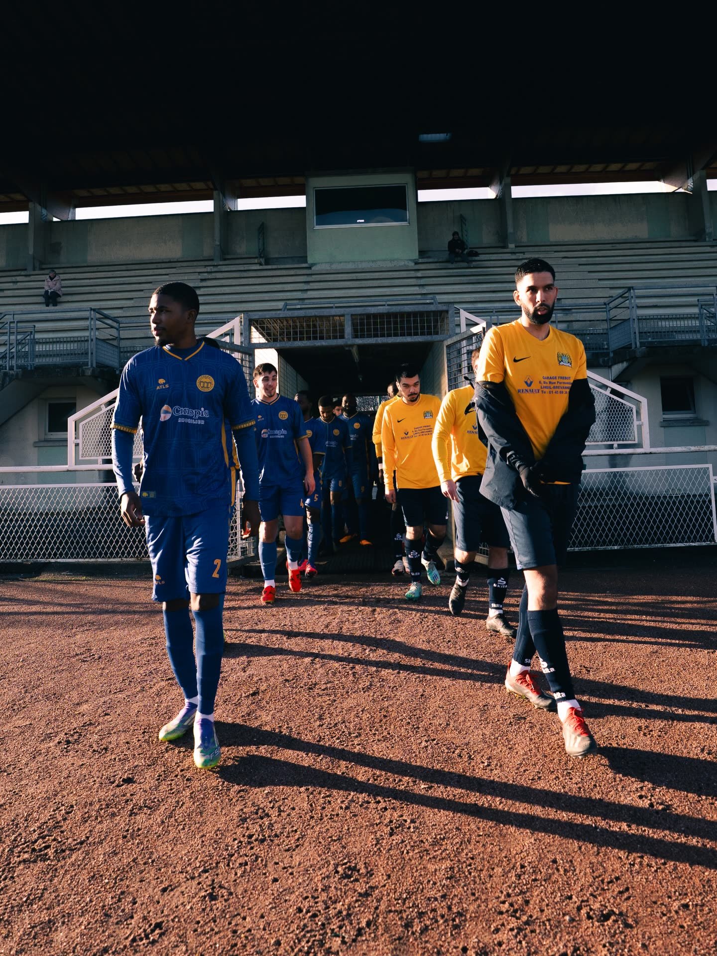 Les joueurs de Cosma FC entrent sur le terrain en maillots Atls