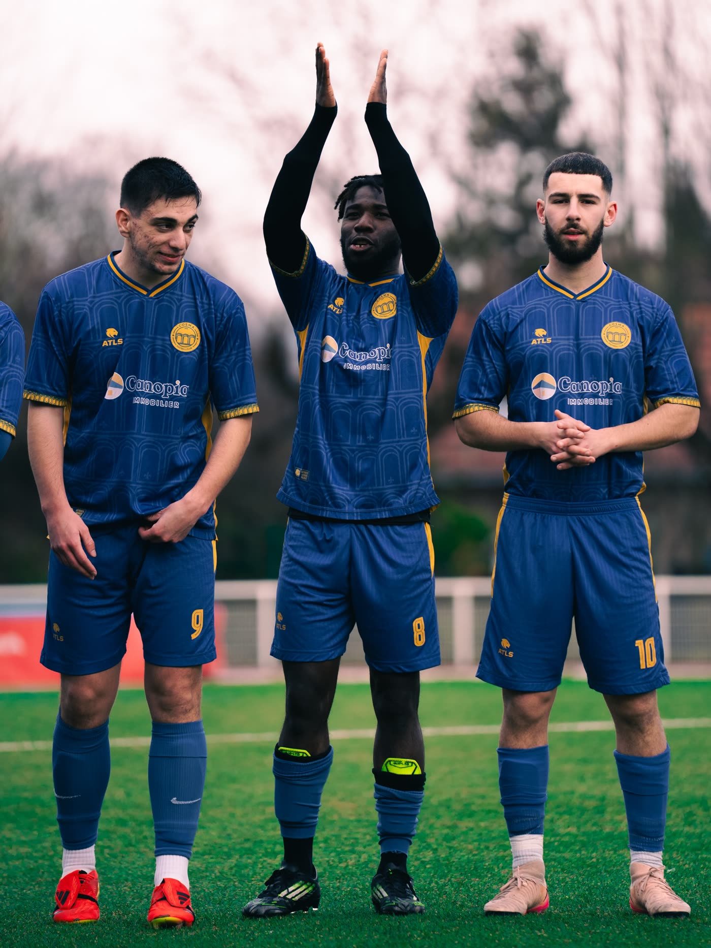 Trois joueurs de Cosma FC en maillot domicile Atls
