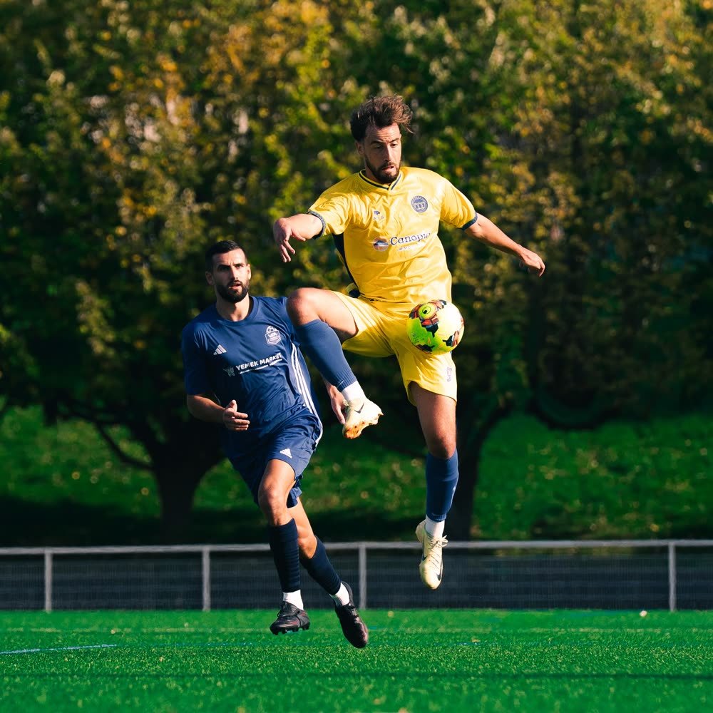 Duel en maillot extérieur jaune Cosma FC