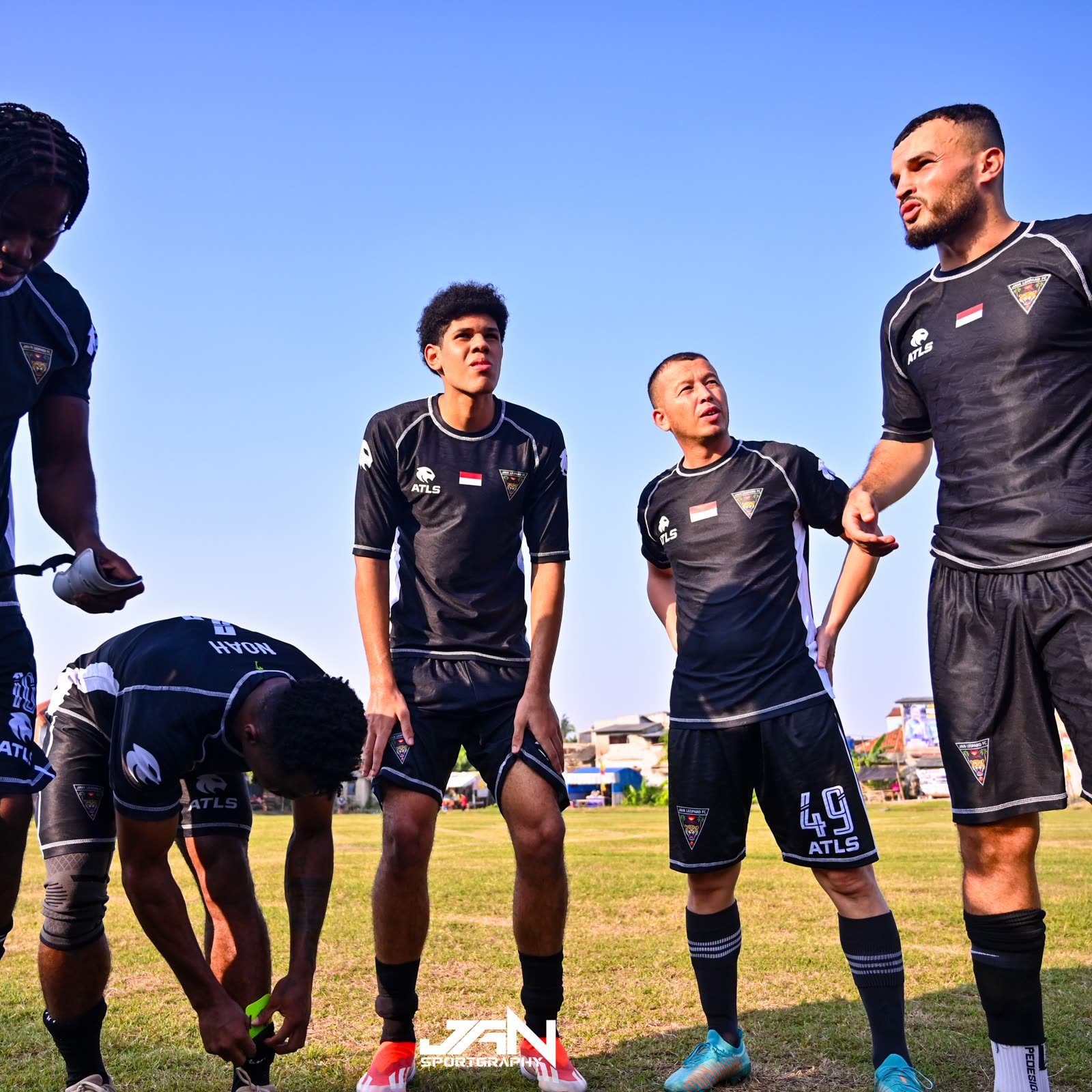 Joueurs de Java Leopard's FC en maillots noirs Atls