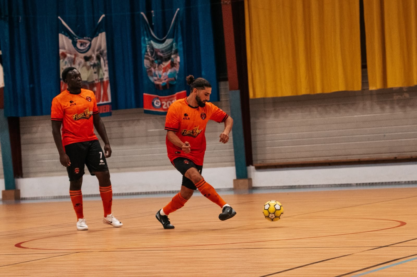 Passe d'un joueur de Mantes Futsal en salle