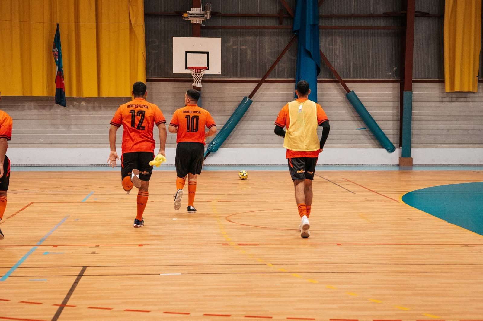 Joueurs de Mantes Futsal de dos, numéros 12 et 10
