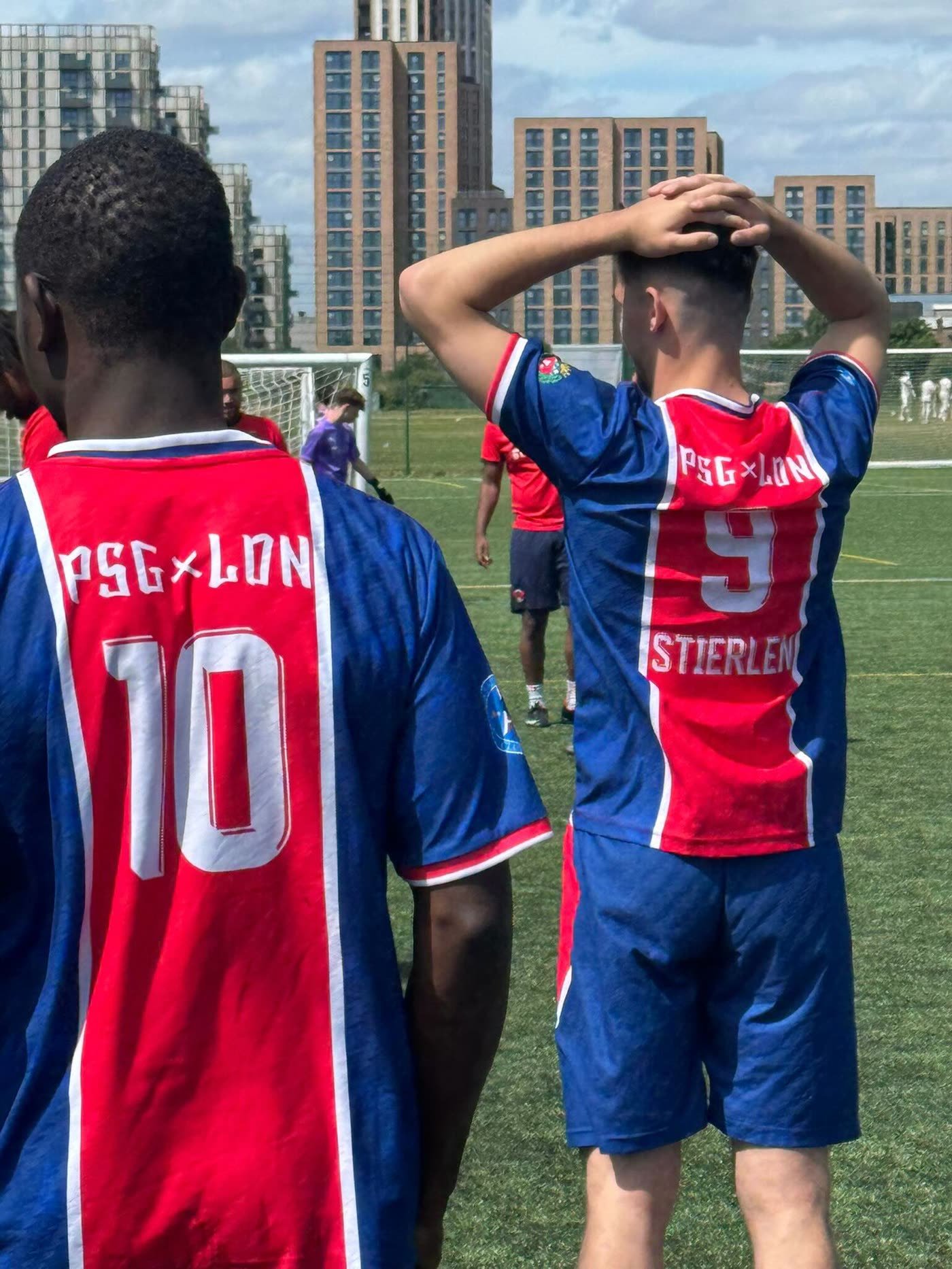Joueurs du PSG Club London de dos, maillots PSG × LON